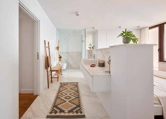 Stunning Sea View, Peaceful Family With Ac, Sauna, Gym & Shared Pool *